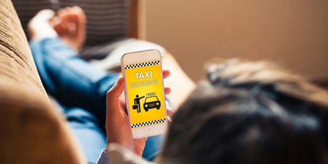 Y a-t-il des frais supplémentaires associés à la réservation de taxi en avance ?