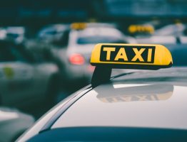 Quels éléments influent sur le choix des passagers entre un taxi classique et une option de covoiturage ?