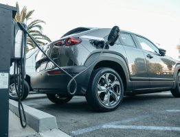 Conduire une voiture électrique ou hybride en toute sécurité: Conseils pratiques