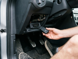 Installer un traceur GPS discret directement sur la prise OBD