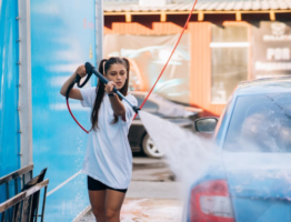Carrosserie : pourquoi utiliser des produits spécifiques pour le lavage ?