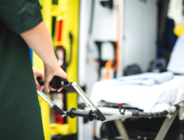 Transport médical pour personnes alitées : les techniques de brancardage