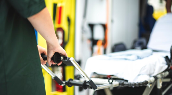 Transport médical pour personnes alitées : les techniques de brancardage