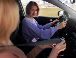 Mise en main d’une voiture de sport : expliquer les modes de conduite