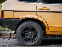 Carrosserie : comment utiliser un stylo de retouche sur les éclats de peinture?