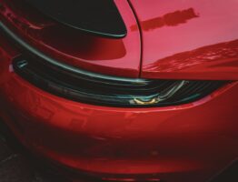 Comment choisir entre rénovation peinture auto et polissage simple?