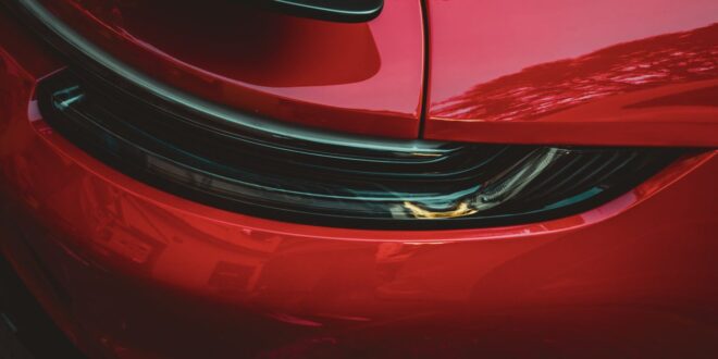 Comment choisir entre rénovation peinture auto et polissage simple?