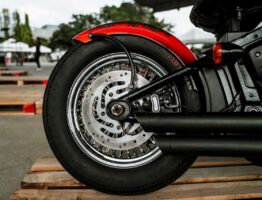 Usure des pneus de moto sur les flancs : le signe d’un pilote généreux