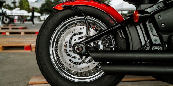 Usure des pneus de moto sur les flancs : le signe d&rsquo;un pilote généreux