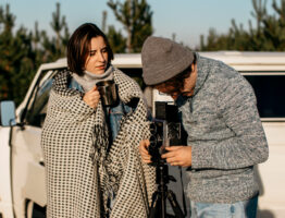 Pourquoi la location de minibus facilite la logistique des tournages de films ?