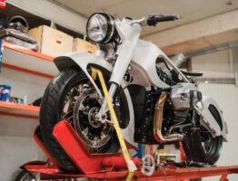 Réparation de carénage et peinture personnalisée en atelier de garage moto