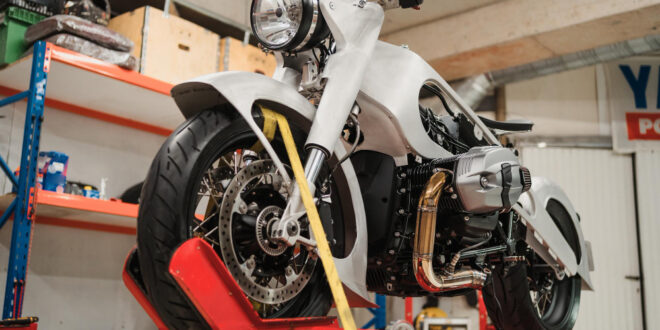 Réparation de carénage et peinture personnalisée en atelier de garage moto